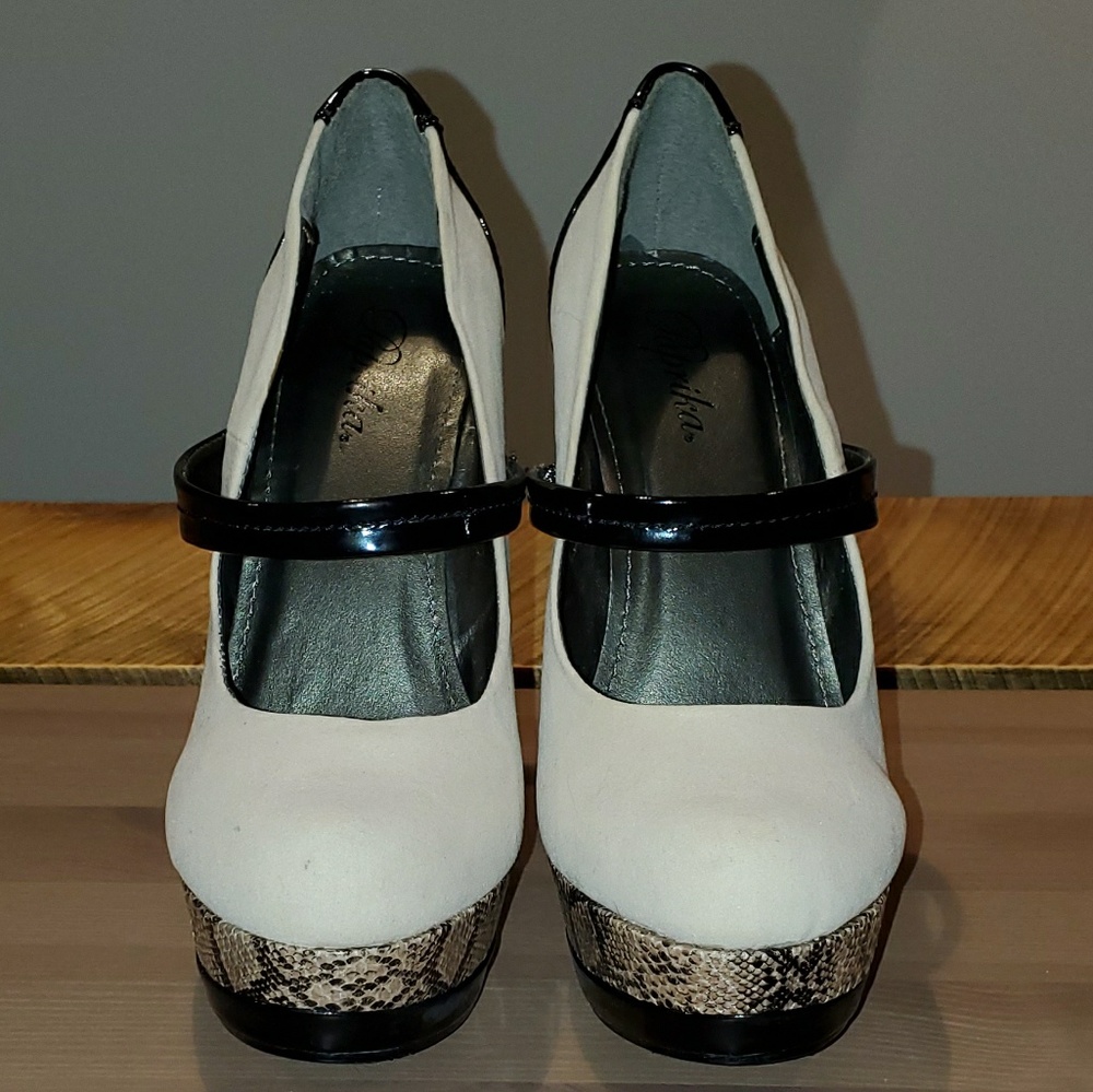 Women's size 7 high heel - Picture 2 of 4